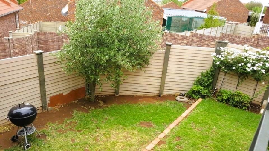 2 Bedroom Property for Sale in Langenhovenpark Free State